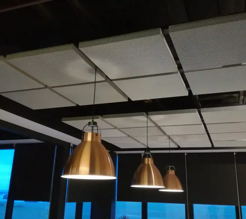 Tratament acustic într-un birou modern cu plan deschis