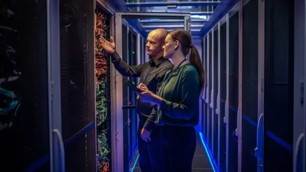 Izolare fonică inteligentă pentru camerele de servere din centrele de date