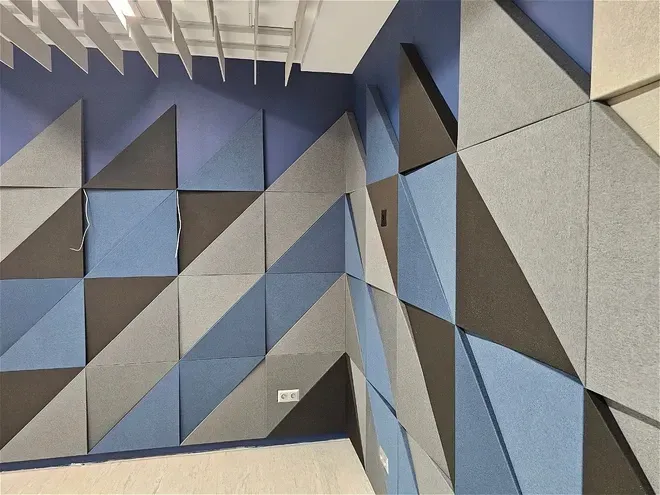 Tratament acustic pentru studio de podcast și sală de conferințe