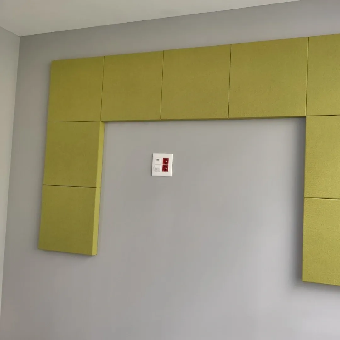 Tratament acustic al biroului DSK Bank cu panouri textile și din lemn