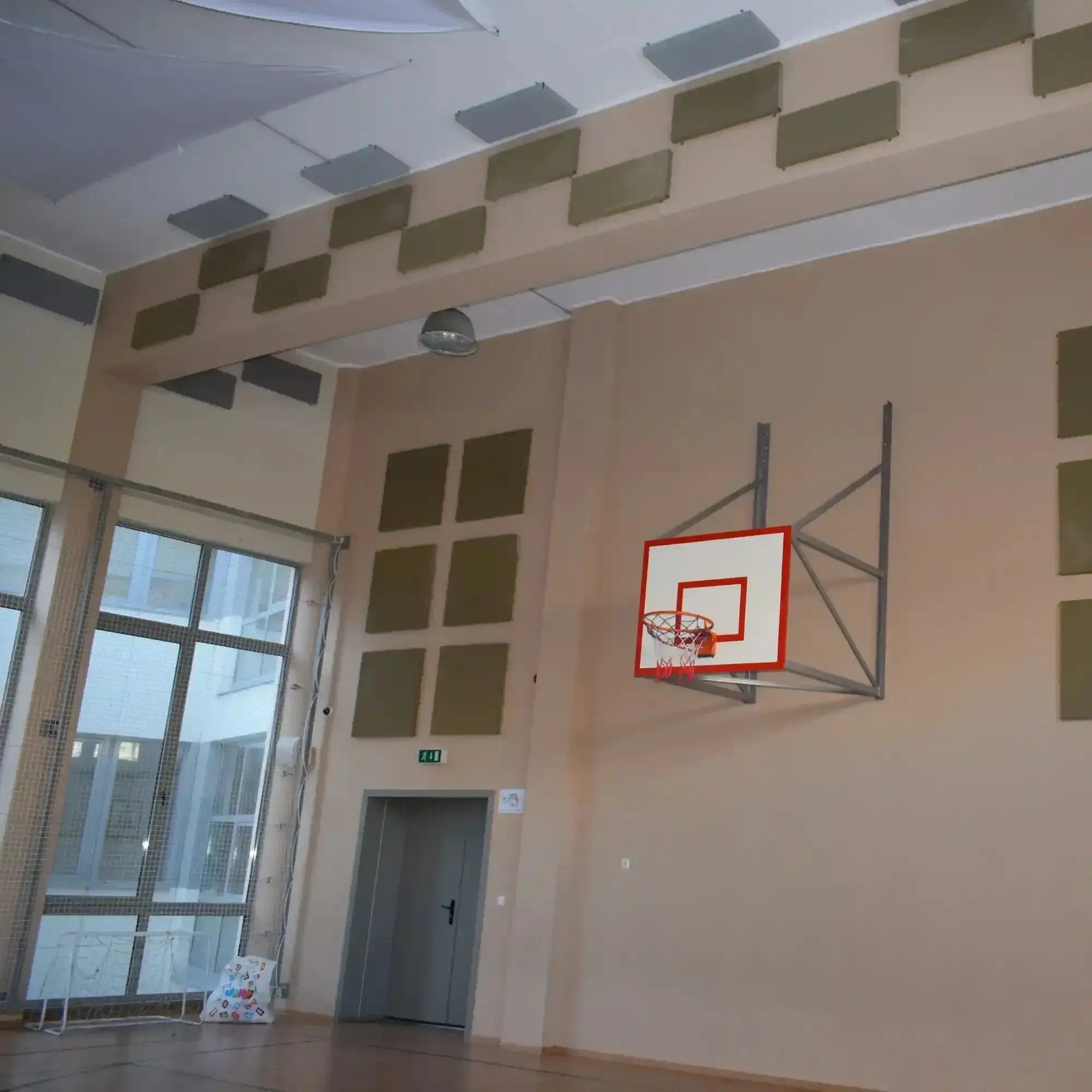 Reducerea ecoului într-o sală de sport școlară cu panouri acustice
