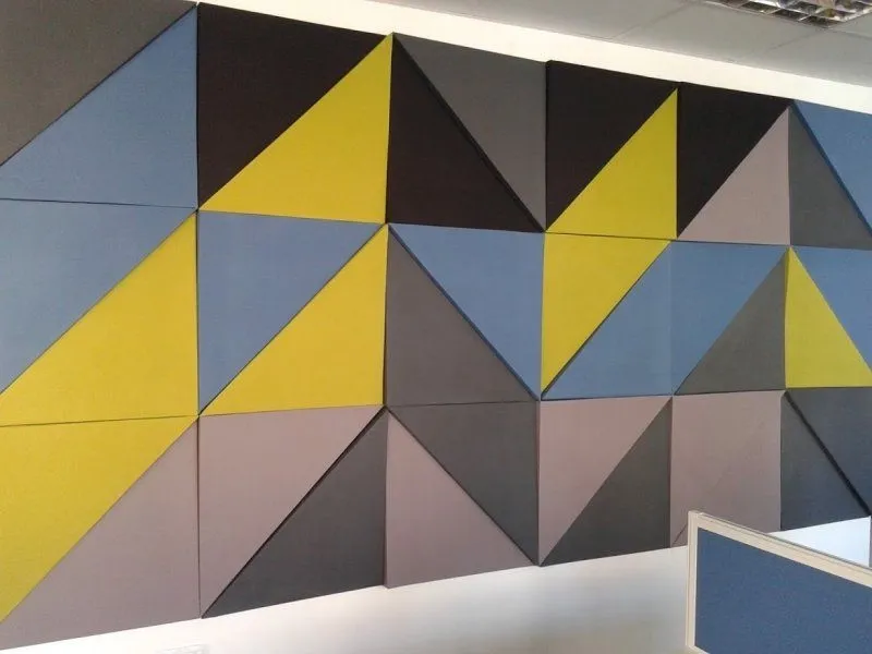 Tratament acustic pentru pereți într-un birou de design