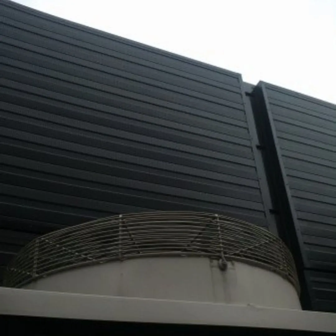 Panouri de perete fonoabsorbante instalate în sala de sport lângă unitatea externă de aer condiționat