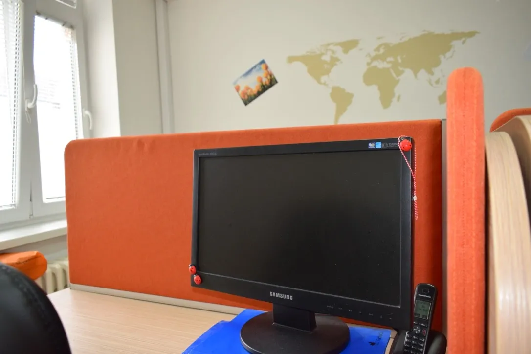 Atendia - proiectare și producție de separatoare de birou cu reducere a zgomotului