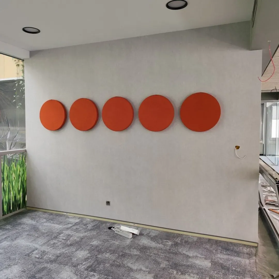 Tratament acustic al biroului DSK Bank cu panouri textile și din lemn