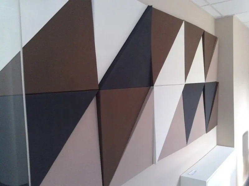 Tratament acustic pentru pereți într-un birou de design
