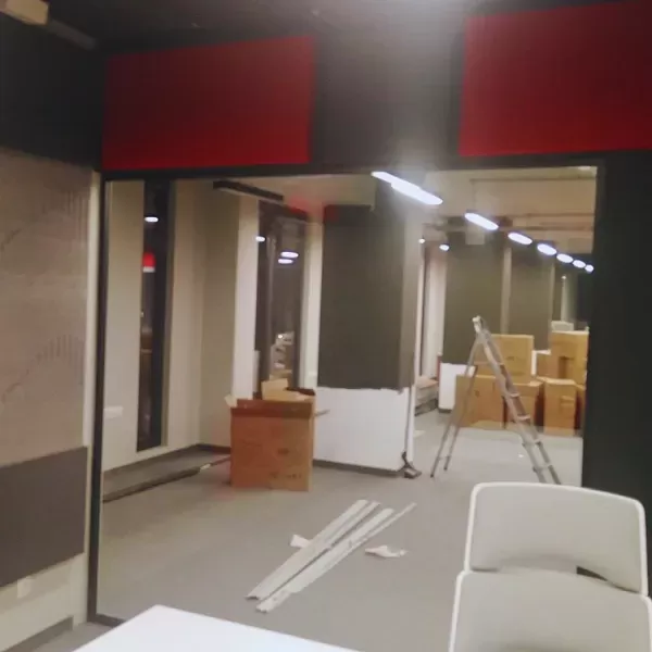 Instalare panouri acustice într-un studio radio celebru