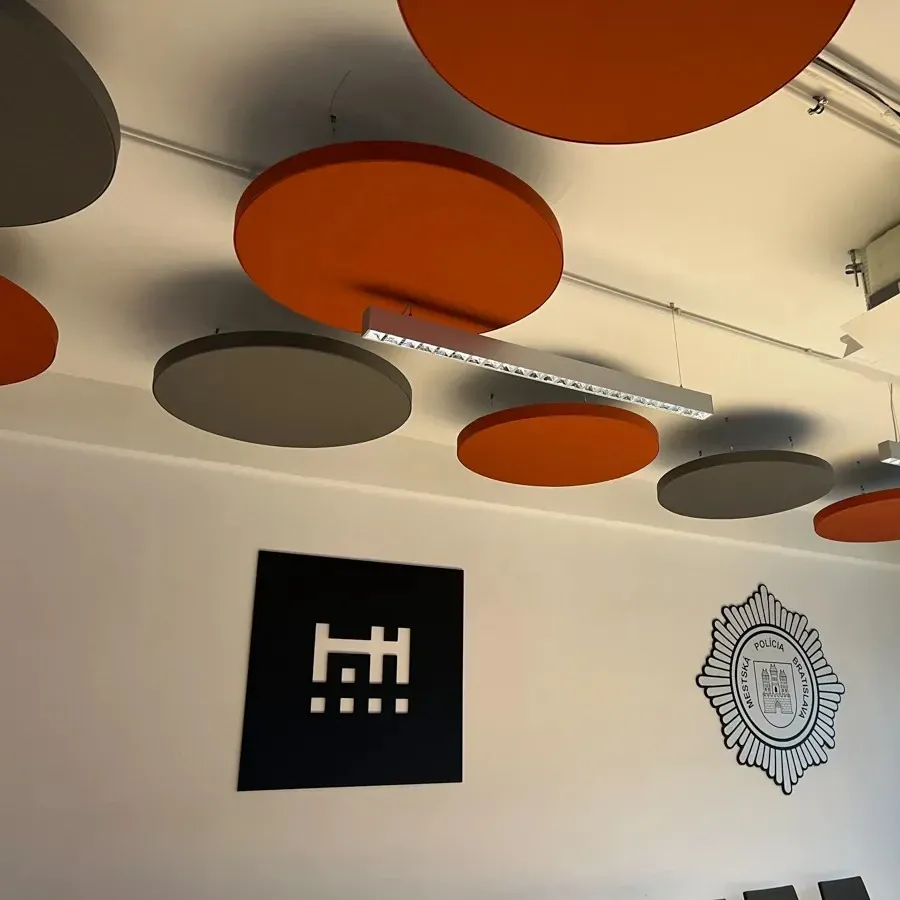Îmbunătățire acustică pentru camera de apel a Poliției din Bratislava