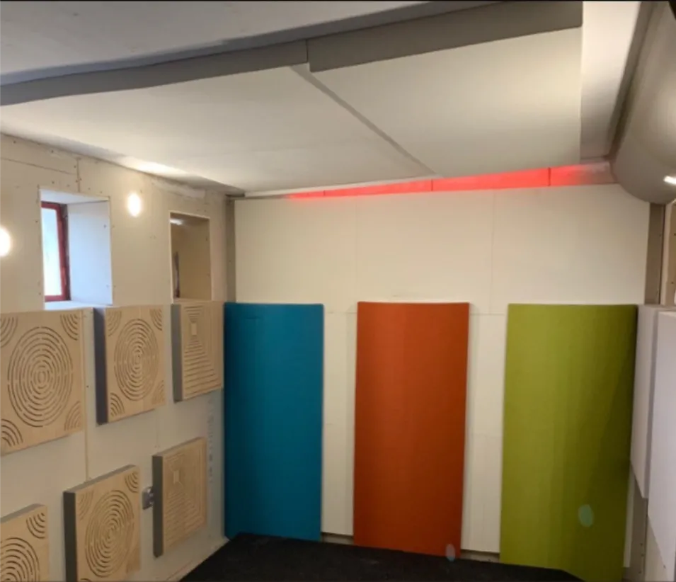 Izolare acustică și a vibrațiilor personalizată pentru un studio de tobe