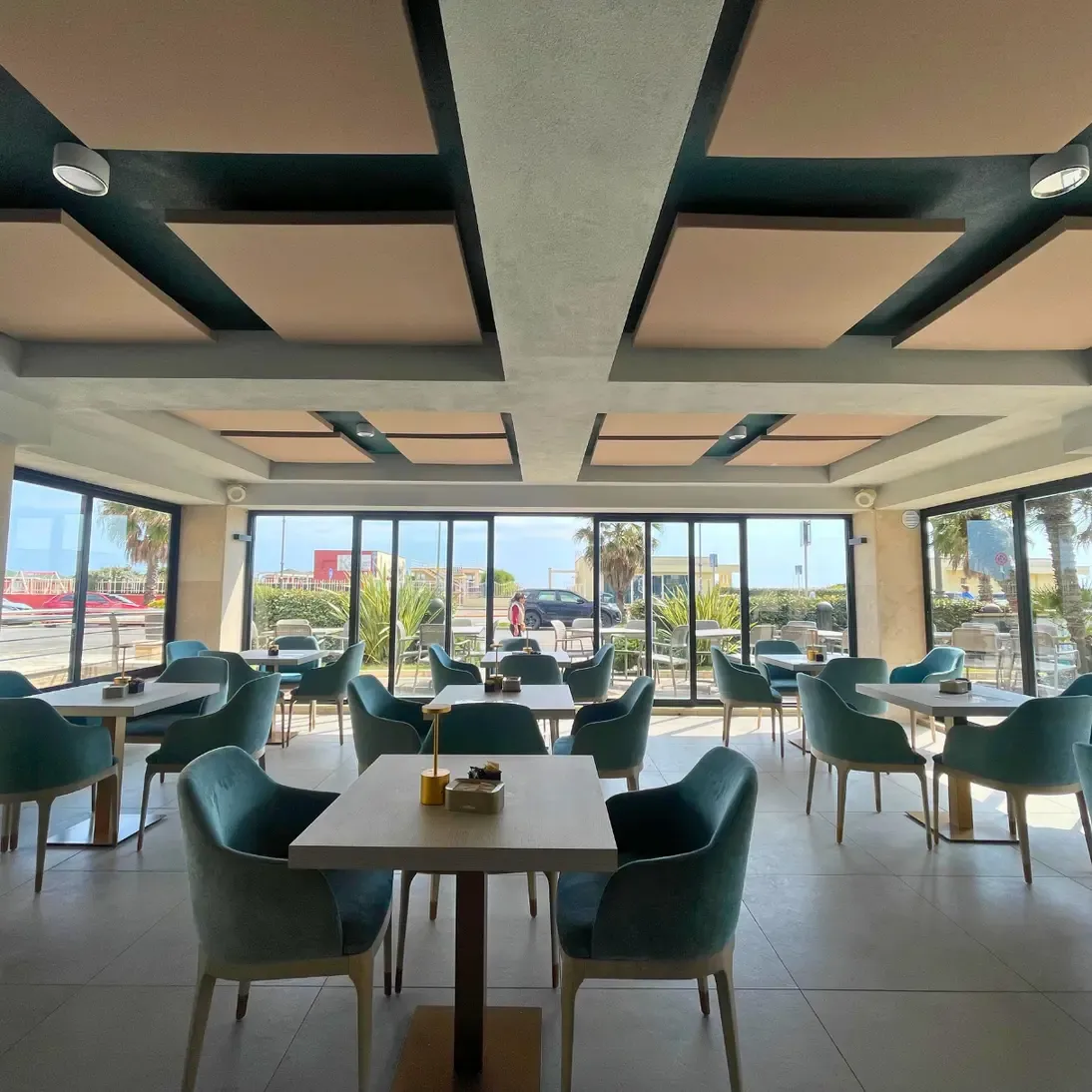 Confort acustic în restaurantul hotelului Fly Decó