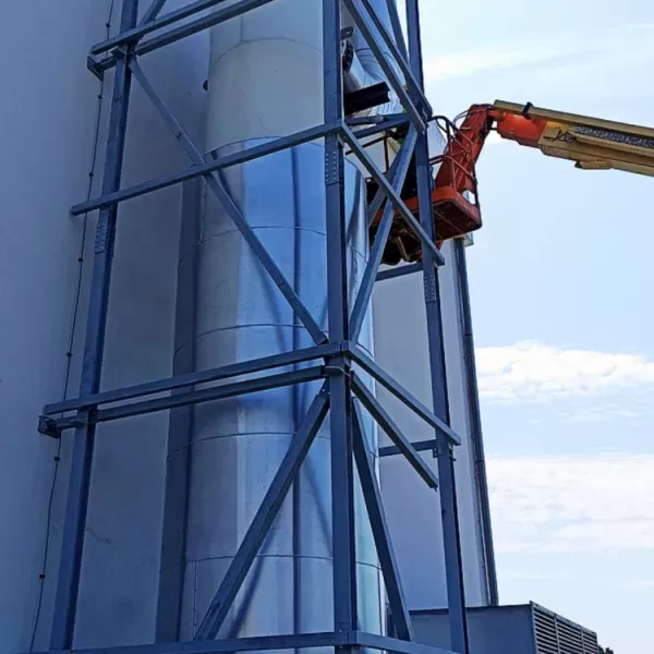 Izolarea fonică cu ajutorul unei cabine în instalația de producție