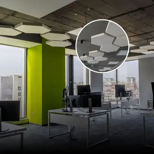 Panouri acustice instalate într-un birou vibrant