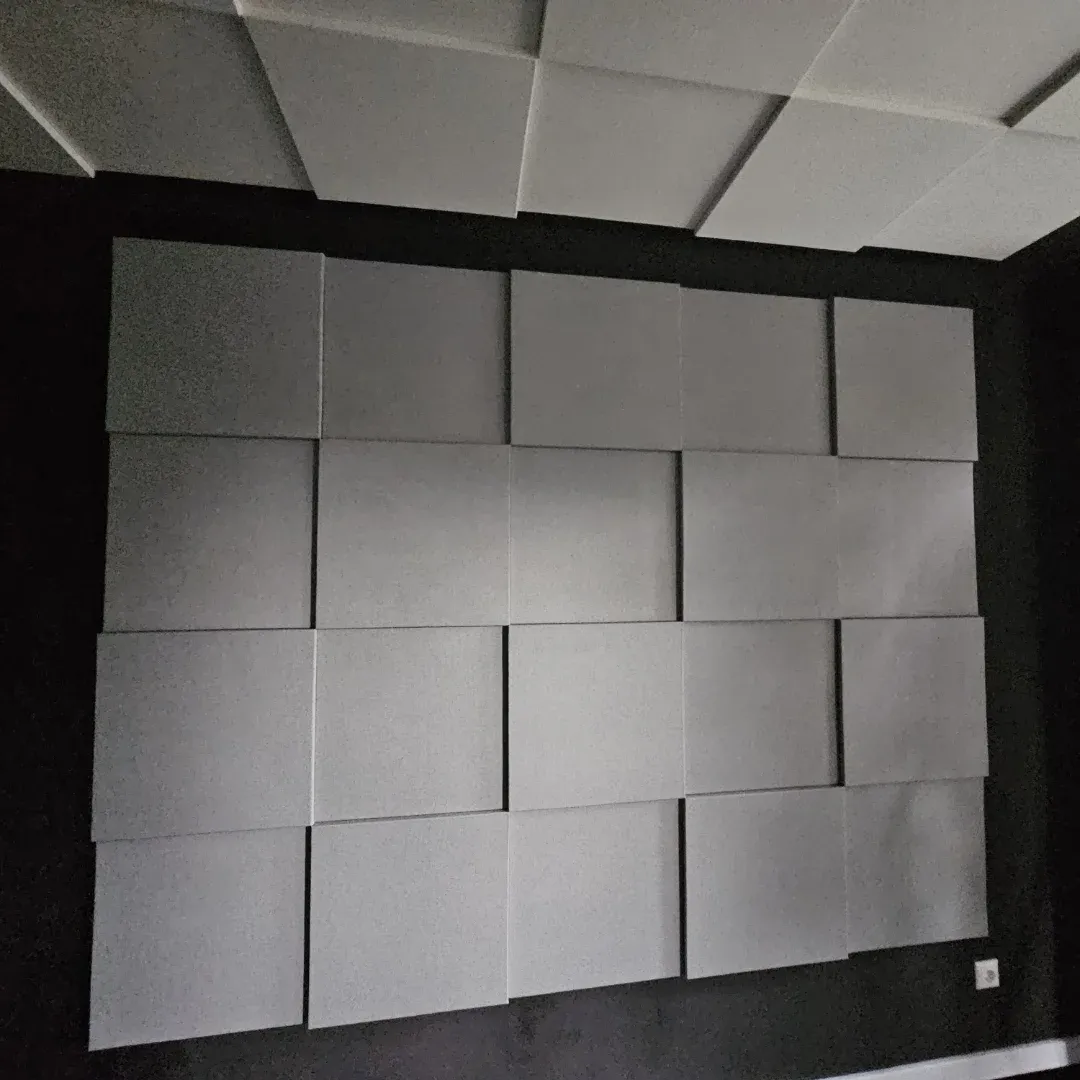 Studio de podcast și muzică pentru acasă cu panouri acustice Echo Wall