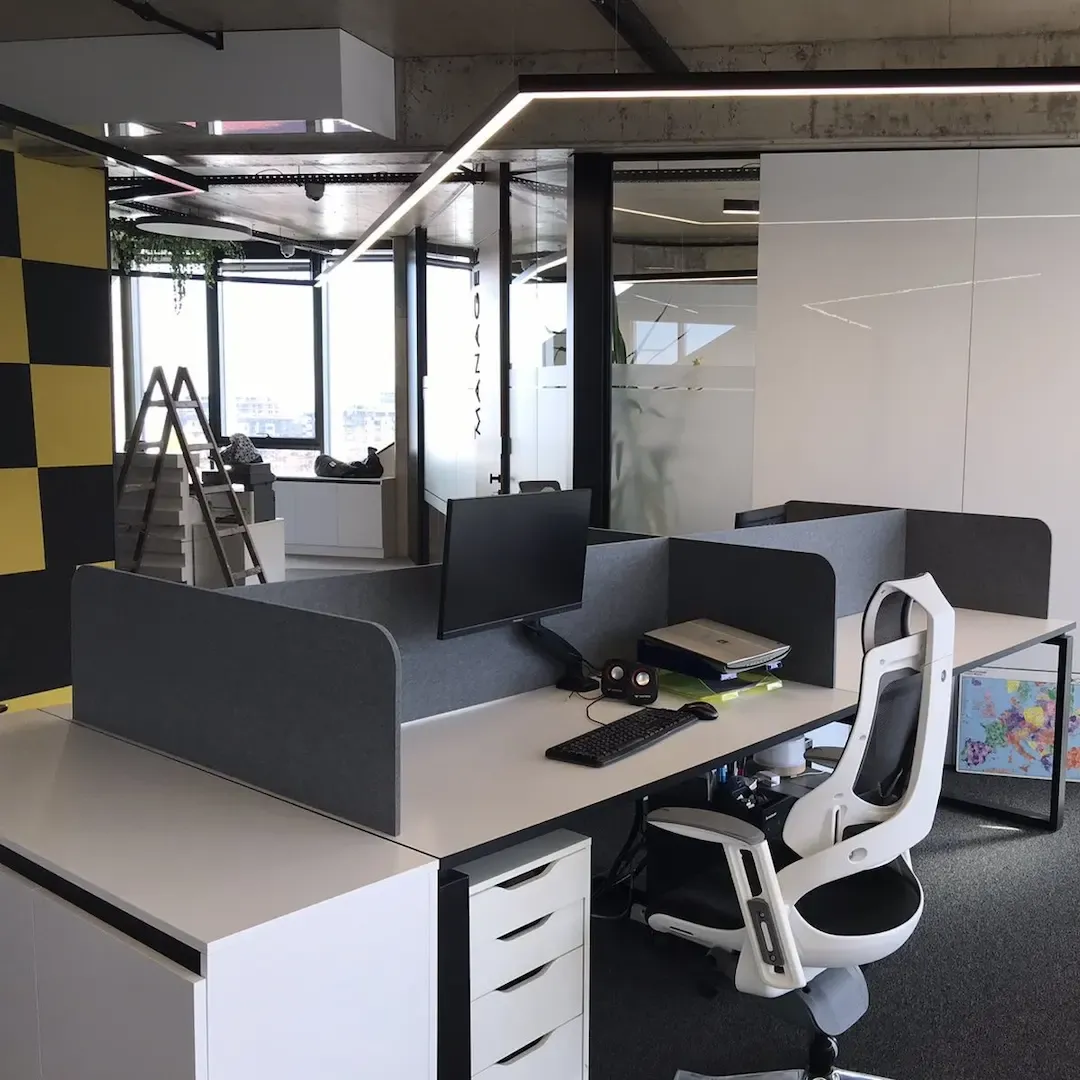 Separatoare acustice de birou pentru controlul zgomotului în birouri open-space