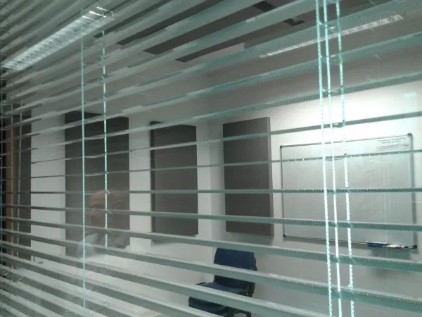 Îmbunătățirea acusticii într-o sală de prezentări modernă