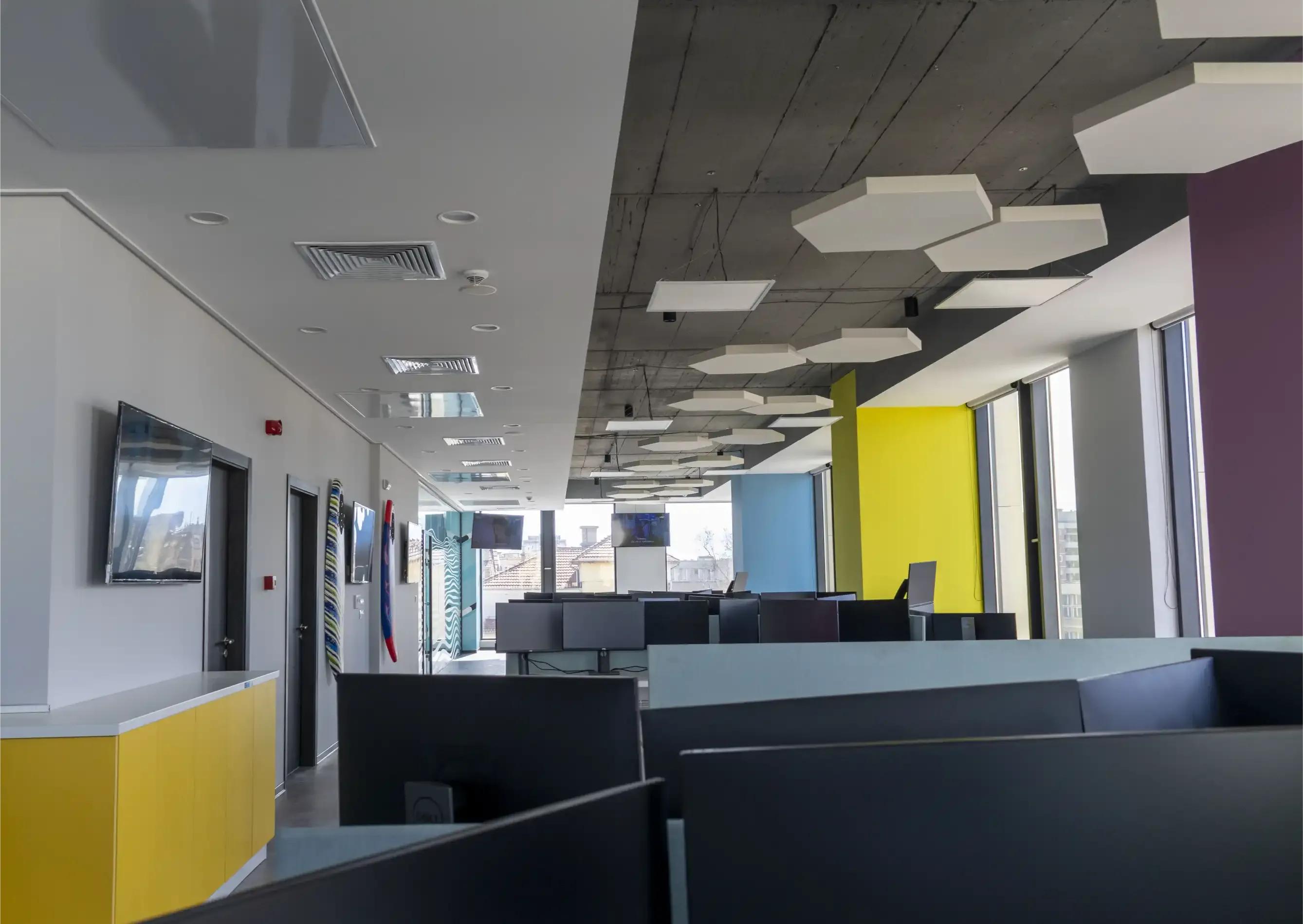 Panouri acustice instalate într-un birou vibrant