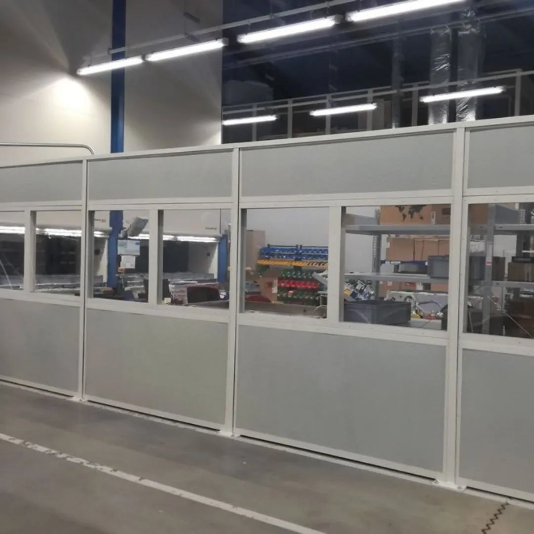 Bariera de izolare fonica industriala intr-o fabrica de masini