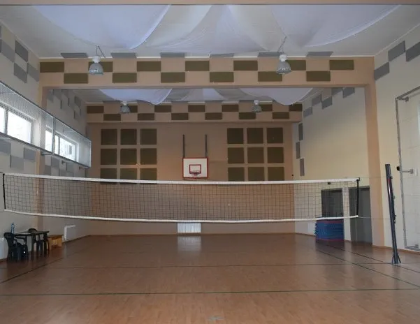Reducerea ecoului într-o sală de sport școlară cu panouri acustice