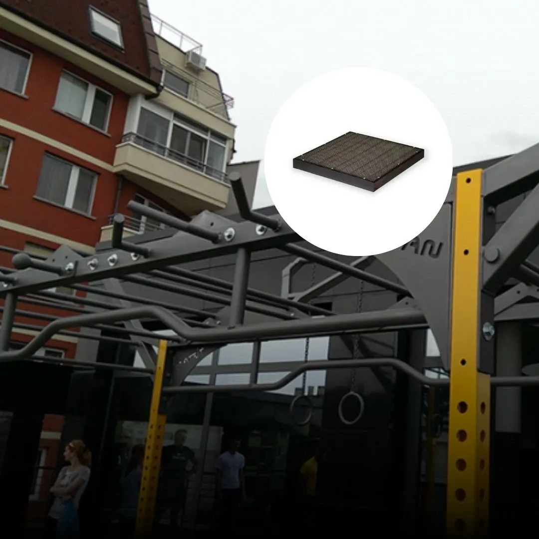 Panouri de perete fonoabsorbante instalate în sala de sport lângă unitatea externă de aer condiționat