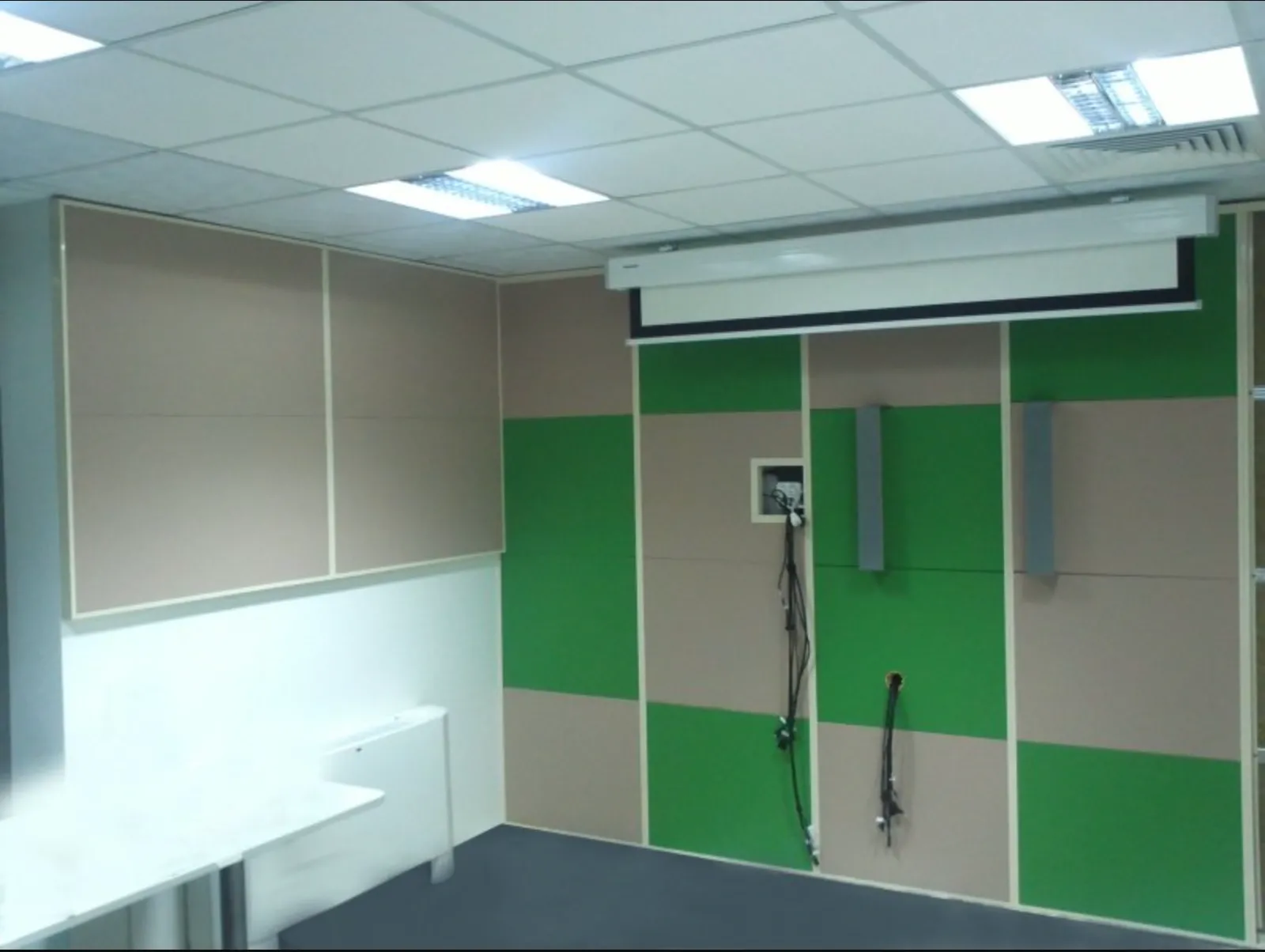 Tratament acustic pentru sala de teleconferințe Cisco
