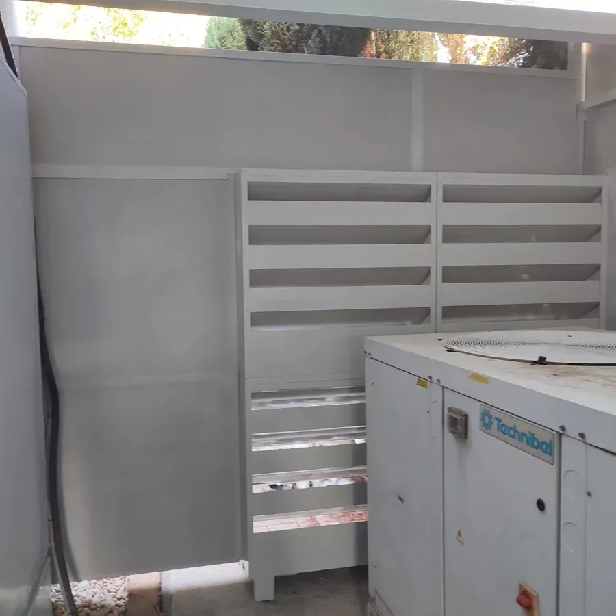 Conținerea decibelilor: Carcasă acustică personalizată pentru laboratorul S-TEAM
