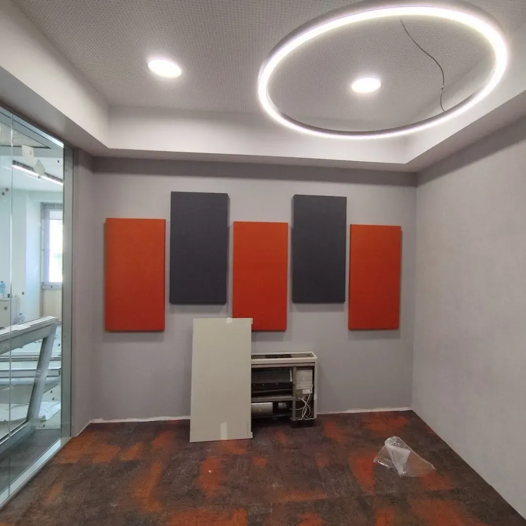 Tratament acustic al biroului DSK Bank cu panouri textile și din lemn