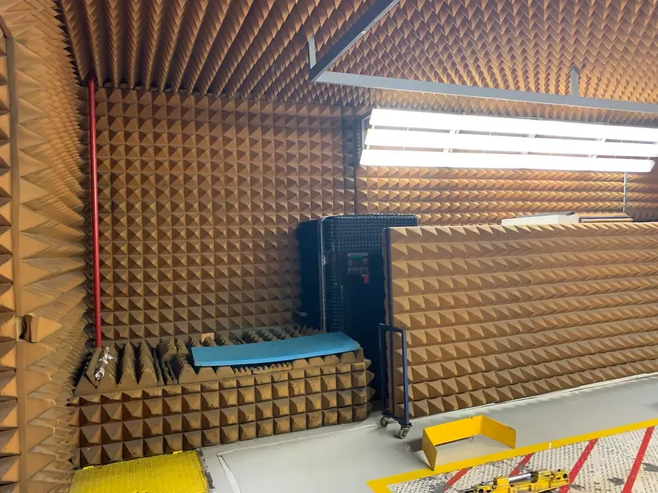 Tratament acustic industrial pentru sala de testare a vehiculelor