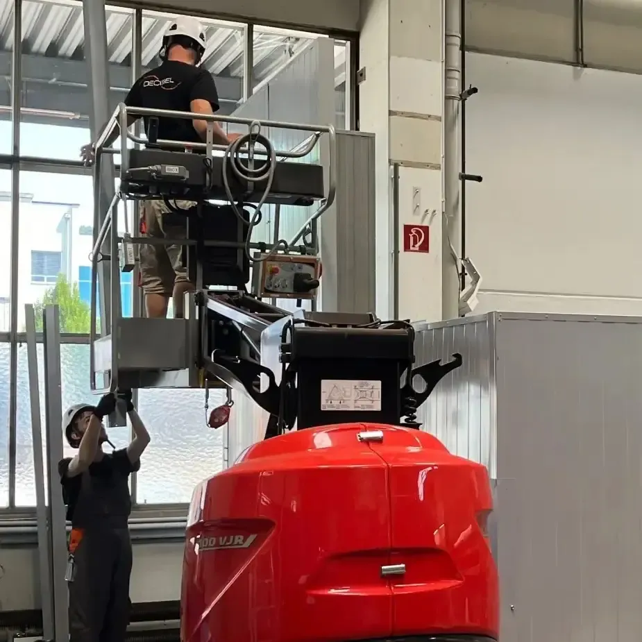 Cabina izolare fonic într-o fabrică pentru căile ferate