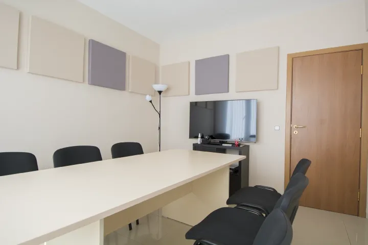 Panouri acustice de perete din material textil instalate pentru Documaster