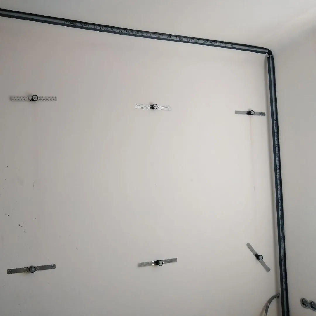 Soluție compactă de control al zgomotului pentru pompa de căldură cu aer într-un apartament