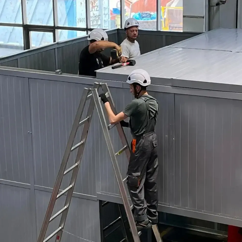 Cabina izolare fonic într-o fabrică pentru căile ferate