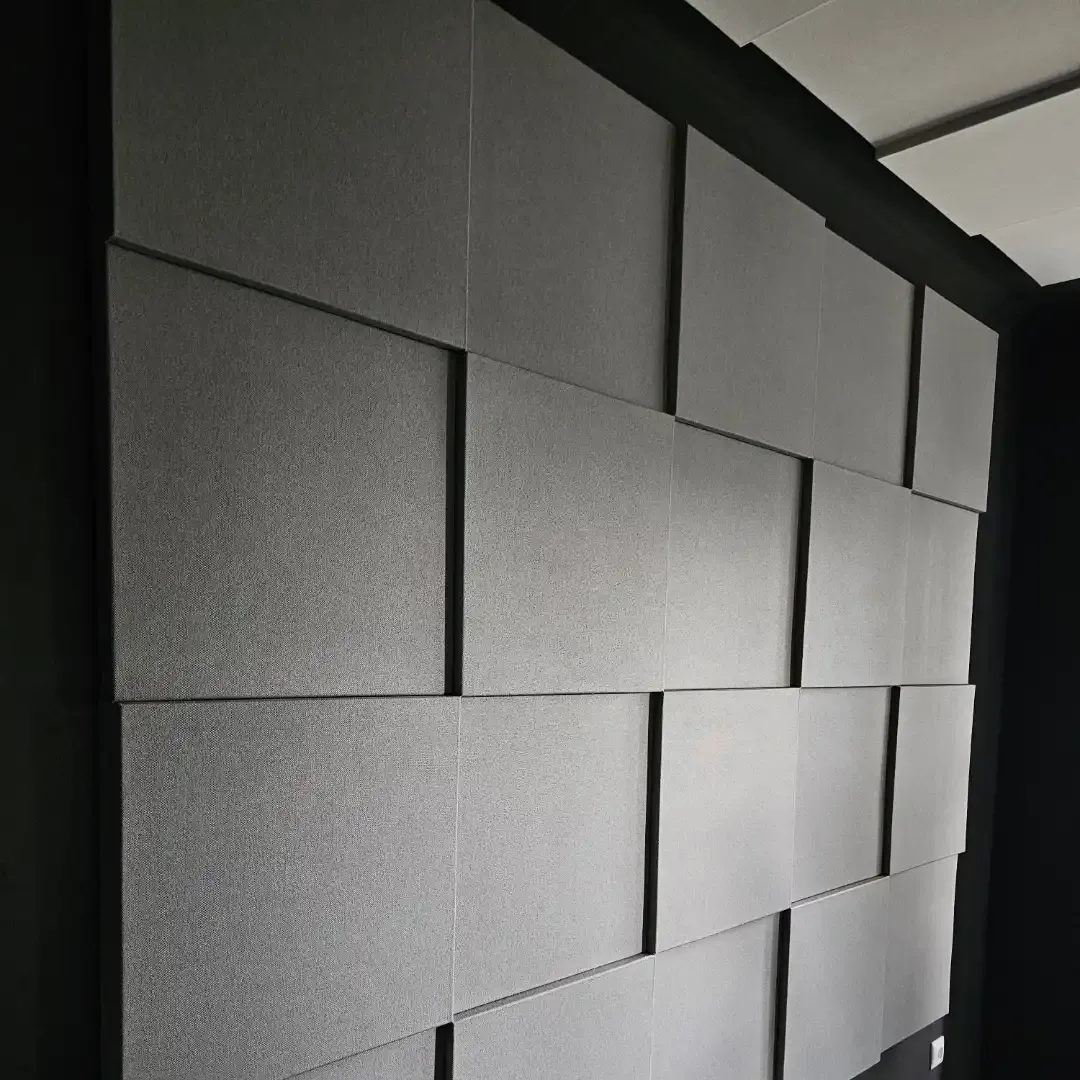 Studio de podcast și muzică pentru acasă cu panouri acustice Echo Wall