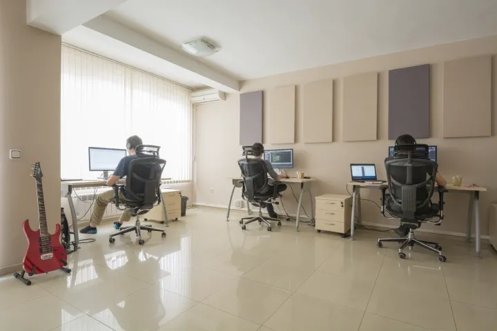 Panouri acustice de perete din material textil instalate pentru Documaster