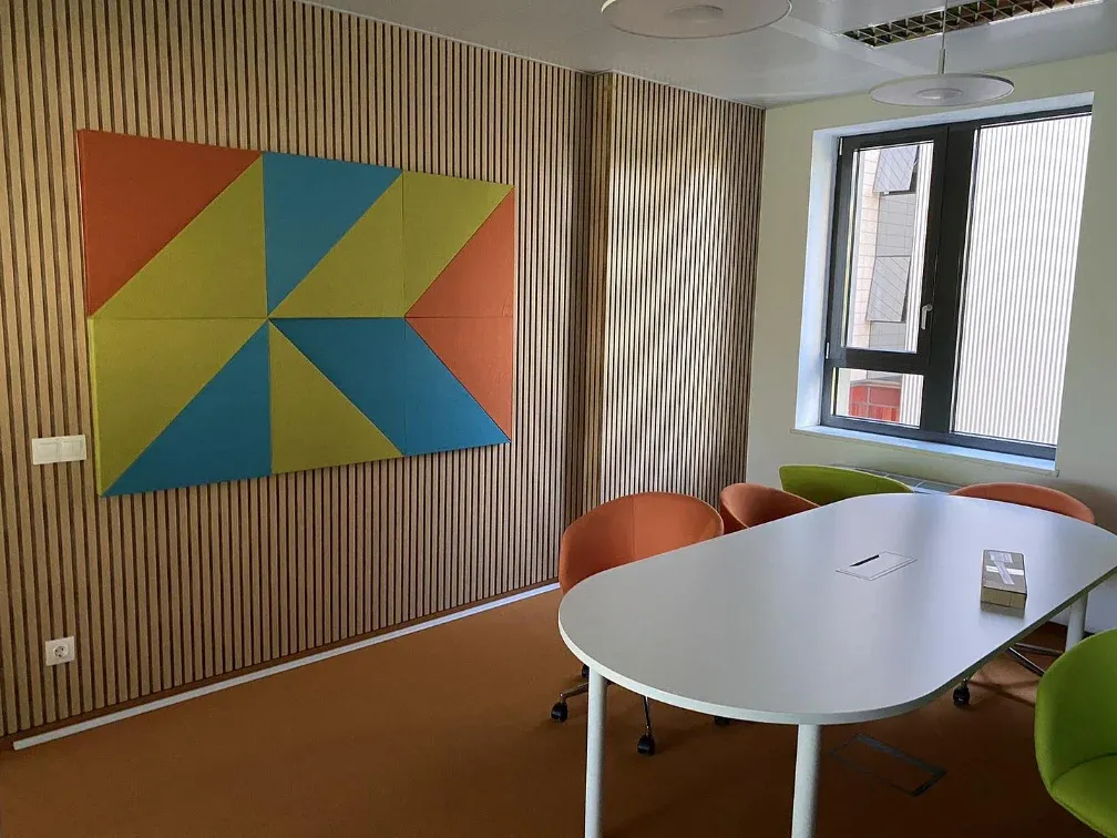 Modernizare acustică pentru sălile de ședințe și interviuri la birou