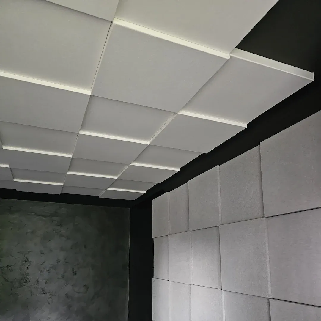 Studio de podcast și muzică pentru acasă cu panouri acustice Echo Wall