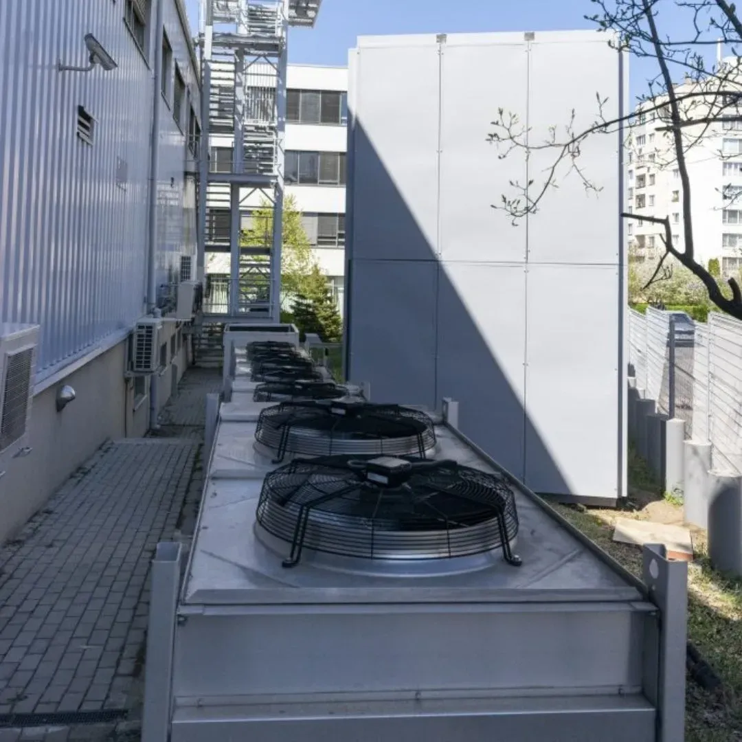Izolarea fonică a unui generator în Telenor
