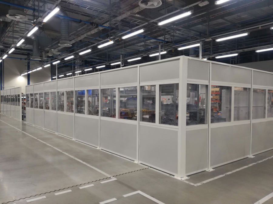 Bariera de izolare fonica industriala intr-o fabrica de masini