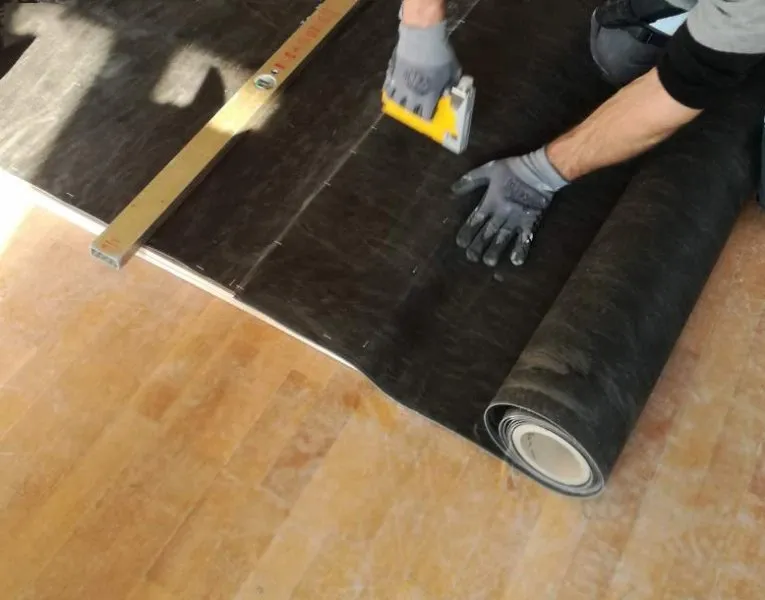 Izolație fonică a tavanului într-un apartament rezidențial