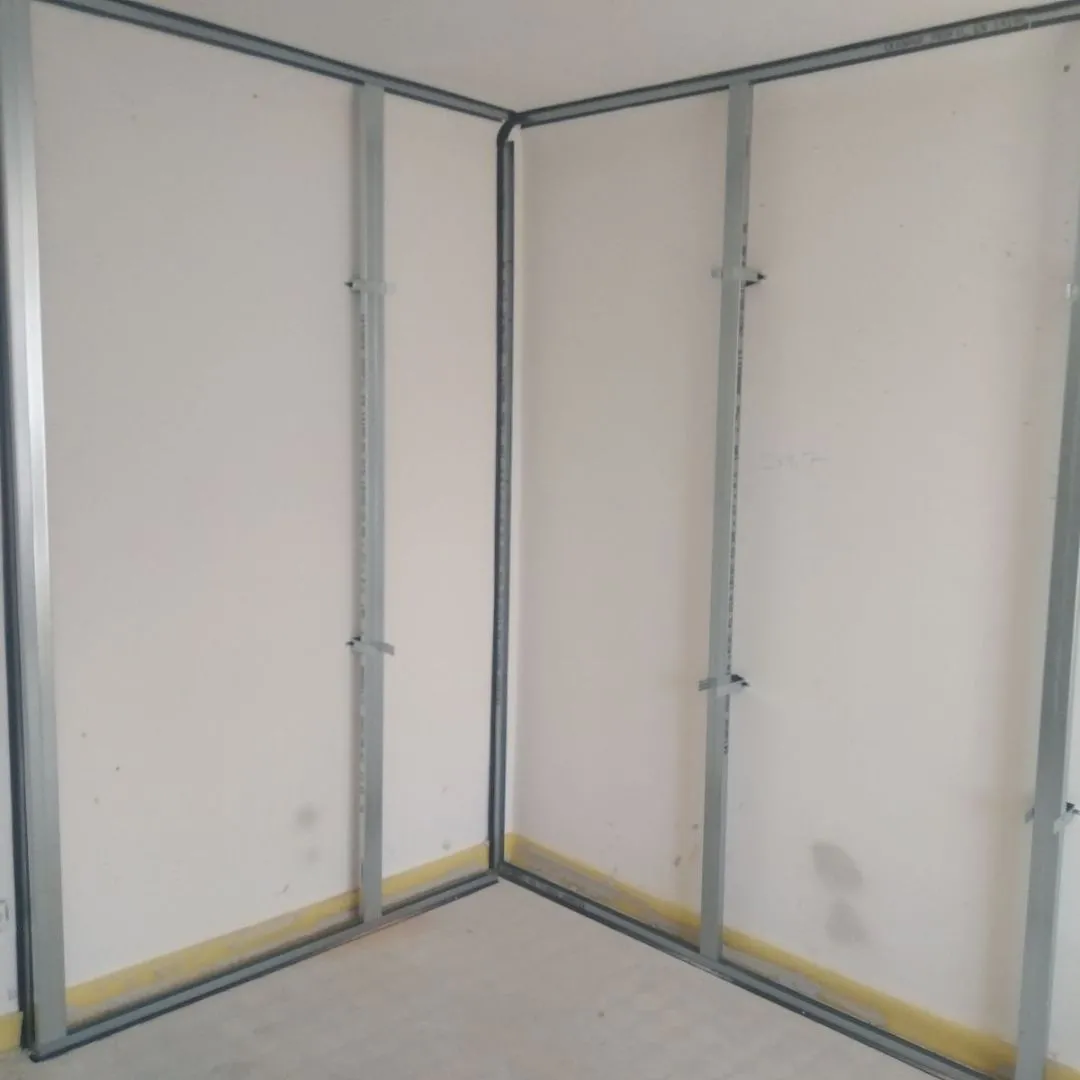 Soluție compactă de control al zgomotului pentru pompa de căldură cu aer într-un apartament
