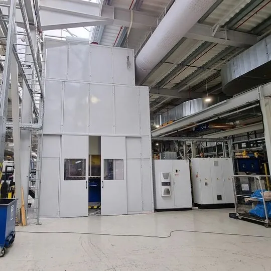 Izolare fonică industrială a unei prese zgomotoase la Miba Steeltec