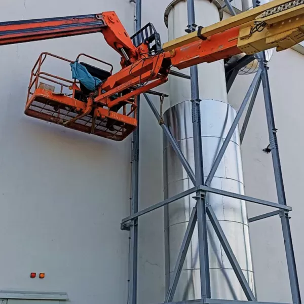 Izolarea fonică cu ajutorul unei cabine în instalația de producție