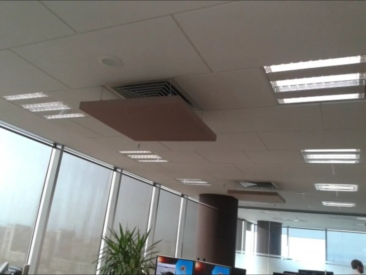 Deflectoare acustice de tavan pentru controlul sunetului în birouri deschise