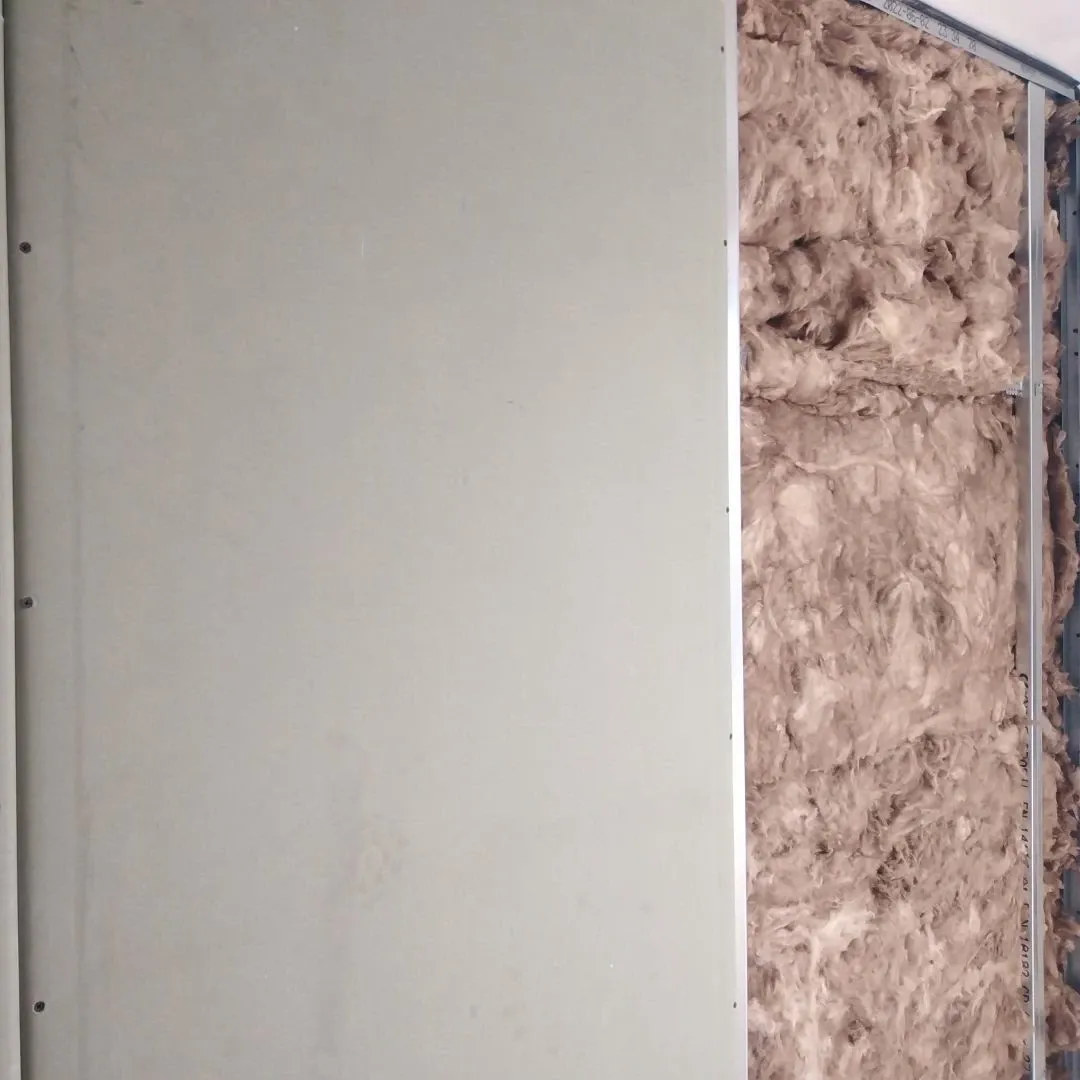 Soluție compactă de control al zgomotului pentru pompa de căldură cu aer într-un apartament