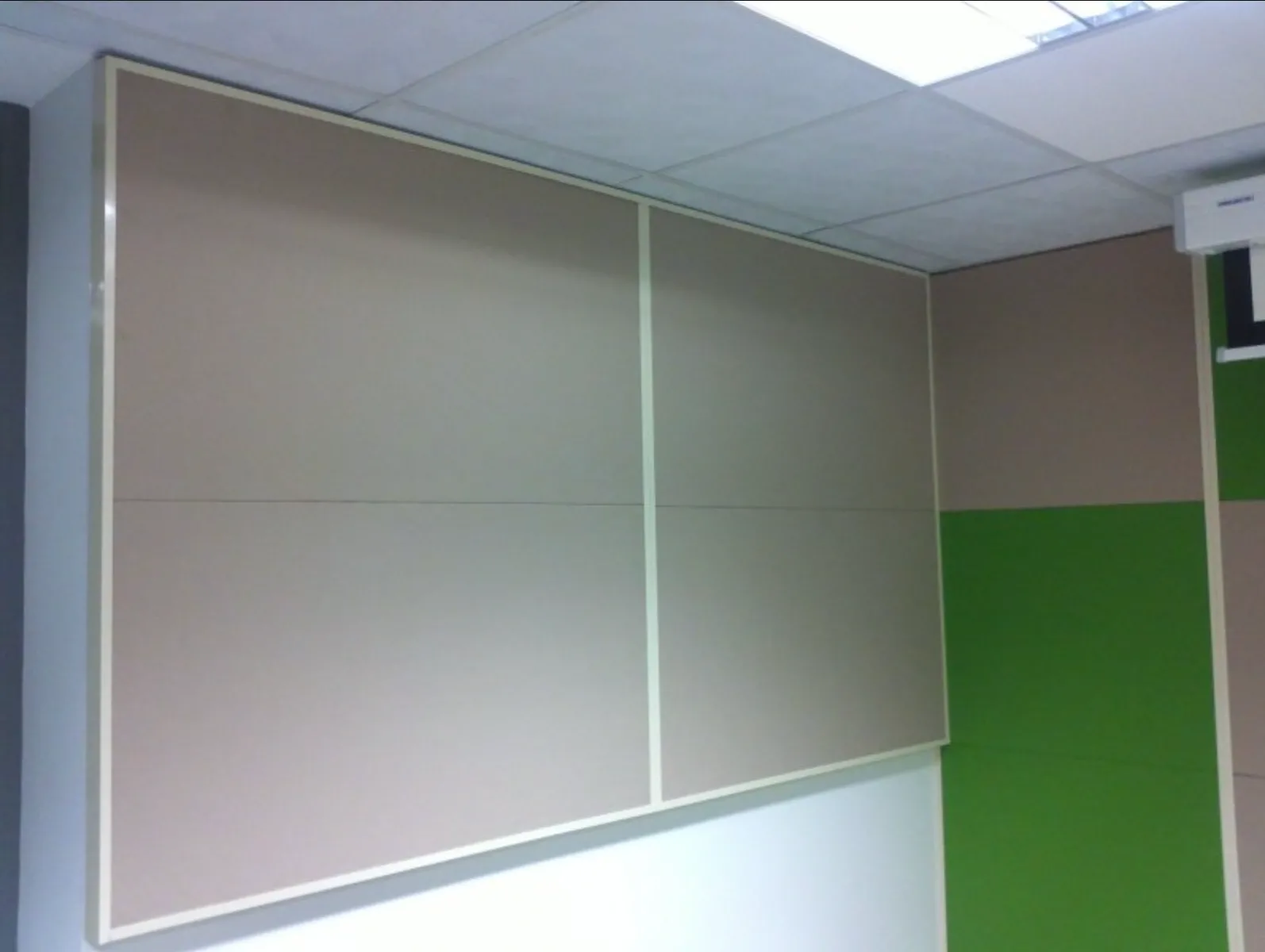 Tratament acustic pentru sala de teleconferințe Cisco