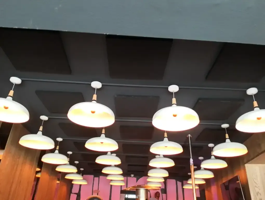 Tratament acustic pentru zona de lounge a barului tip boutique