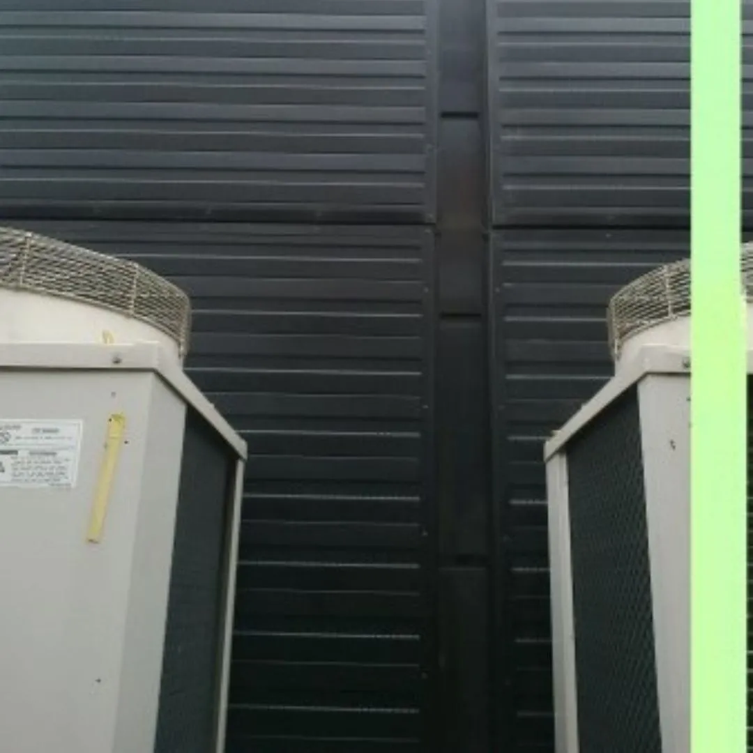 Panouri de perete fonoabsorbante instalate în sala de sport lângă unitatea externă de aer condiționat