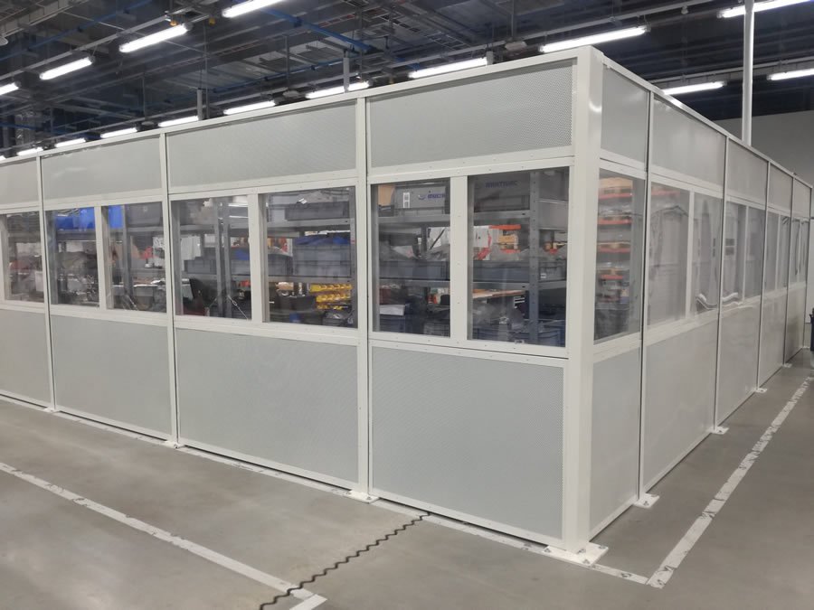 Bariera de izolare fonica industriala intr-o fabrica de masini