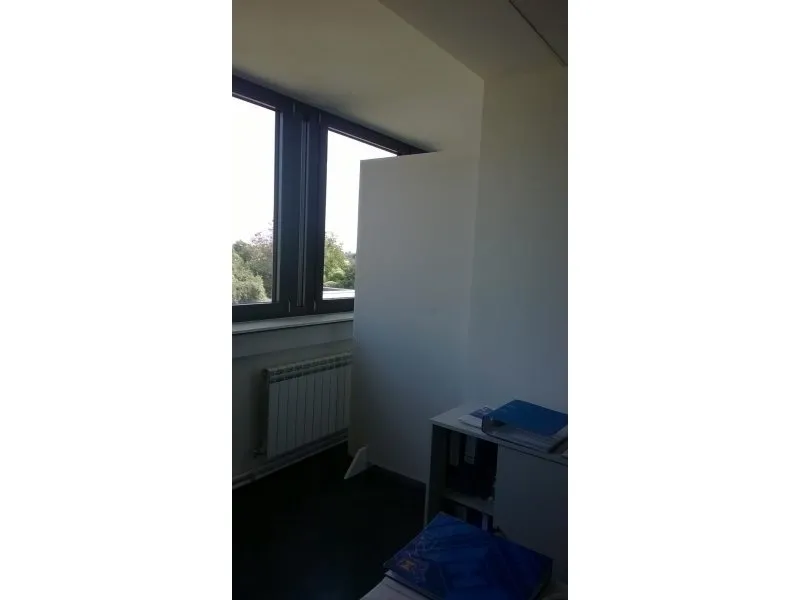 Ecran acustic într-un birou cu reverberație
