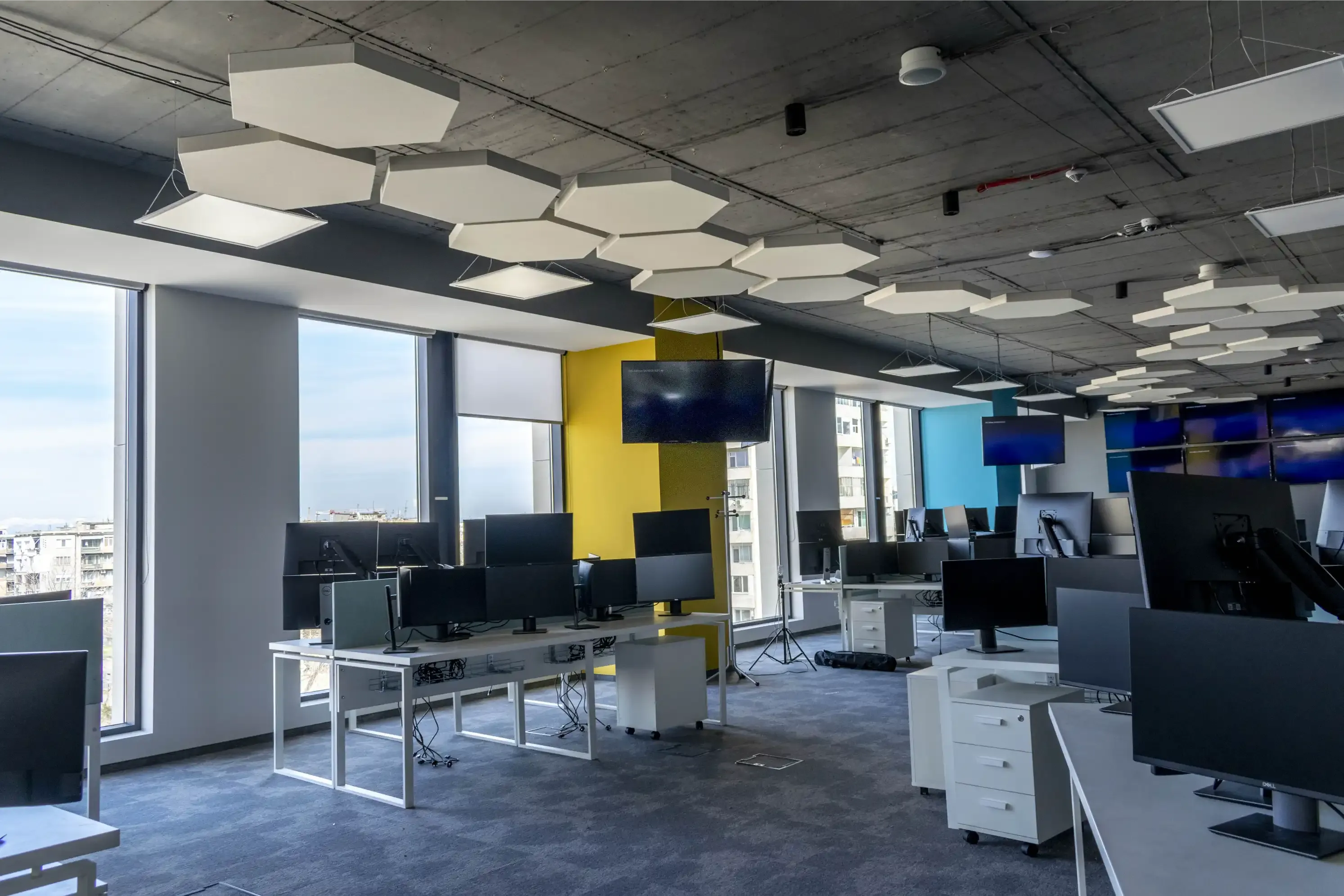 Panouri acustice instalate într-un birou vibrant