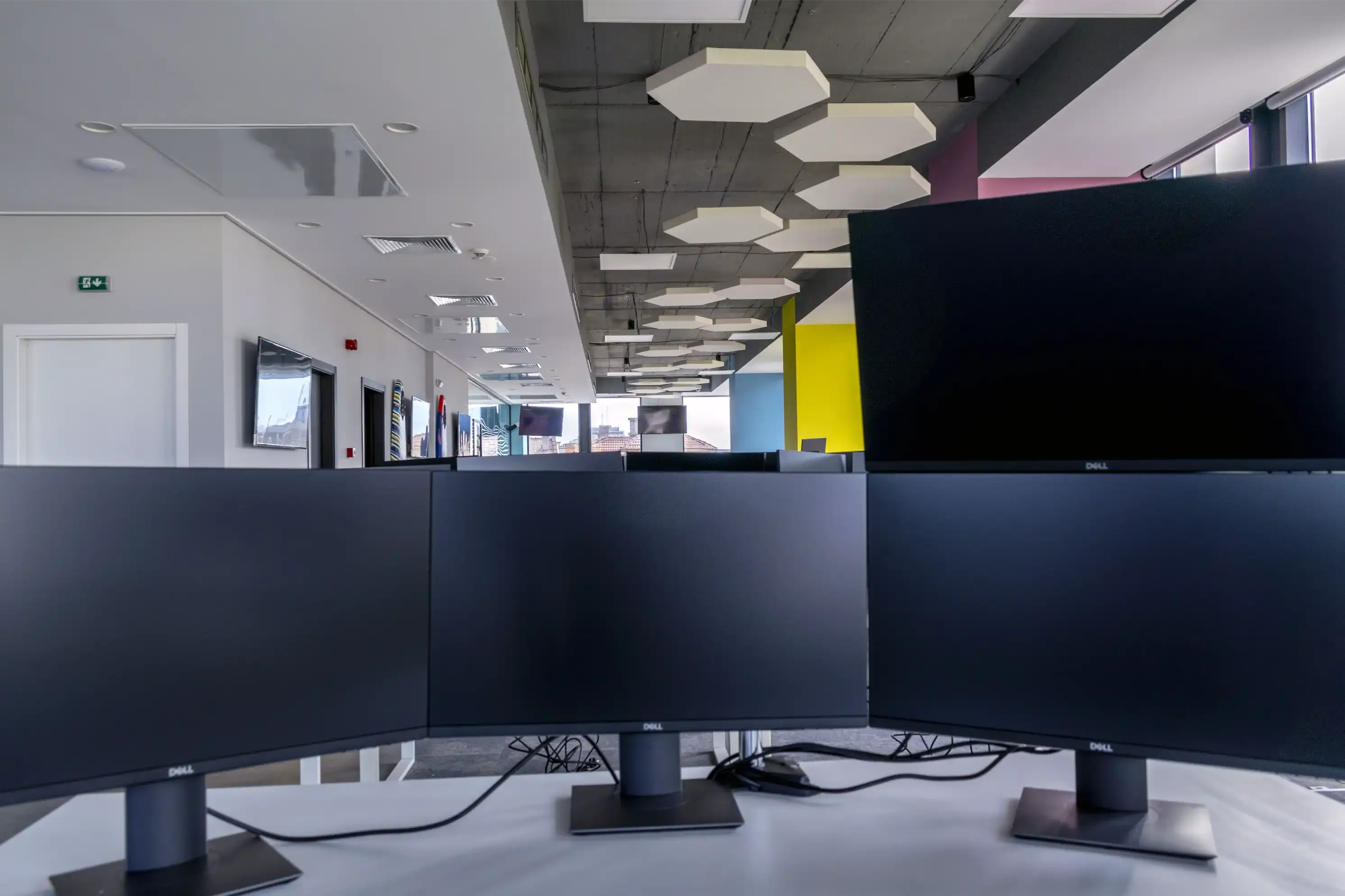 Panouri acustice instalate într-un birou vibrant